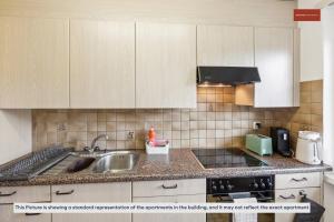- une cuisine avec un évier et un comptoir dans l'établissement Zurich 2-Bedroom Apartment with Comforts, à Zurich