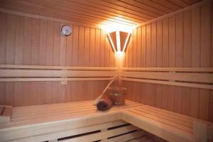 een sauna met een emmer en een lamp erin bij Ocean Star in Zingst