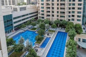 Výhľad na bazén v ubytovaní Luxury Studio, 29 Boulevard Burj Khalifa Downtown - Chalet Homes alebo v jeho blízkosti