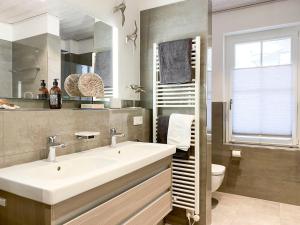 ein Bad mit einem Waschbecken und einem WC in der Unterkunft PanoramaLiebe, Apartment 21 in Wustrow