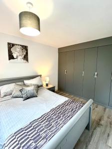 sypialnia z dużym łóżkiem z niebieską kołdrą w obiekcie Wickersley Village 2 Bed Apartment South Yorkshire 