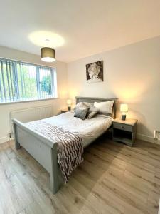 sypialnia z łóżkiem z dwoma stołami i dwoma lampami w obiekcie Wickersley Village 2 Bed Apartment South Yorkshire 