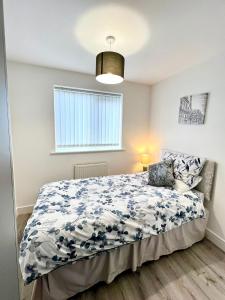 sypialnia z łóżkiem i oknem w obiekcie Wickersley Village 2 Bed Apartment South Yorkshire 