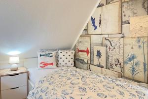 - une chambre avec un lit et un mur de cartes dans l'établissement Sonnenschein, à Zingst