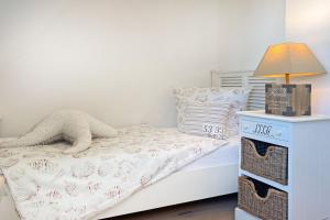 een kleine slaapkamer met een bed en een nachtkastje bij Strandhaus Zingst in Zingst