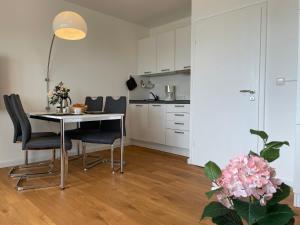 uma cozinha e sala de jantar com mesa e cadeiras em Irma 28, Sandwall em Wyk auf Föhr