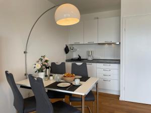 eine Küche und ein Esszimmer mit einem Tisch und Stühlen in der Unterkunft Irma 28 in Wyk auf Föhr