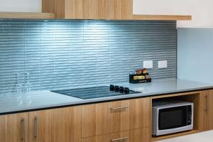 uma cozinha com um balcão e um micro-ondas em Quality Hotel Parklake Shepparton em Shepparton