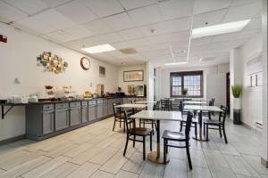 a restaurant with tables and chairs in a room at Econo Lodge Inn & Suites in Waterloo