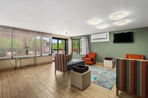 a living room with a couch and a tv at Suburban Studios Columbia Northwest in Columbia