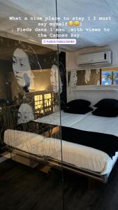 uma cama grande num expositor num quarto em Nirvana Loft em Théoule-sur-Mer