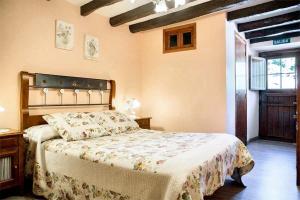 Voodi või voodid majutusasutuse 6 bedrooms house with furnished terrace and wifi at Valcarlos toas