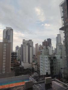 Blick auf die Skyline der Stadt mit hohen Gebäuden in der Unterkunft Quarto com banheiro privativo in Balneário Camboriú