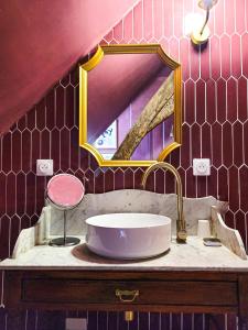 Koupelna v ubytování Domaine Le Clos de la Source -Jacuzzi - Petit déjeuner buffet - Atelier d'art