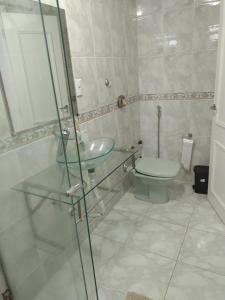 ein Bad mit einer Dusche, einem WC und einem Waschbecken in der Unterkunft Quarto com banheiro privativo in Balneário Camboriú