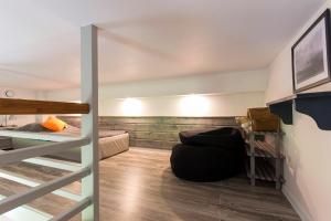 カミエン・ポモルスキにあるApartament Rekowoのソファと二段ベッドが備わる客室です。