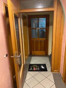 un pasillo con una puerta y una alfombra de perro delante de ella en Monteurhaus bei EnergyFreund, en Hallstadt