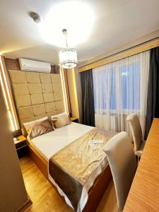 um quarto com uma cama, uma mesa e cadeiras em Taksim Cetinkaya Suite em Istambul