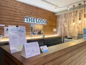 a counter in a restaurant with a sign that reads the lodge at The Lodge at Ribasol in Arinsal