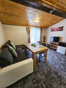 sala de estar con sofá y mesa en Guest Rooms- KLEPALSKI House, en Borovets