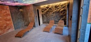 Pokój z 3 krzesłami i prysznicem w obiekcie Siedlisko Malechowo w mieście Ustronie Morskie