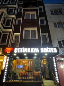 ein Gebäude mit einem Schild, das gettiniya-Suiten liest in der Unterkunft Taksim Cetinkaya Suite in Istanbul