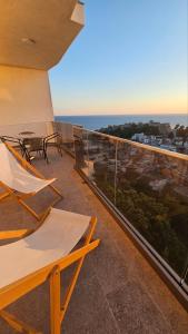 balcón con mesa, sillas y vistas al océano en Apartments Radoman, en Ulcinj