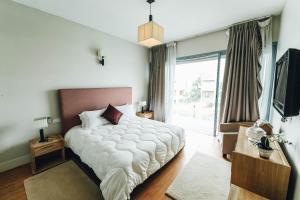 Ein Bett oder Betten in einem Zimmer der Unterkunft Hotel Red Stone Mahipalpur