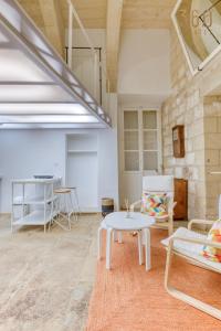 sala de estar con sofá y mesa en Authentic & cosy duplex home in charming Rabat By 360 Estates, en Rabat