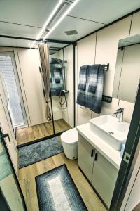 y baño con aseo y lavamanos. en Brand New House Boat Stunning Views and Resort Amenities en Merritt Island