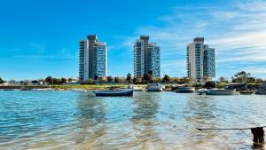um grupo de barcos na água com edifícios altos em Habitación en la Bahía de Cádiz em San Fernando