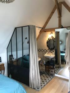 1 dormitorio con 1 cama y lavamanos en una habitación en villa santa lucia en Pornic