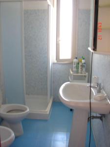 ein Bad mit einem Waschbecken, einem WC und einer Dusche in der Unterkunft Casa Albertina in Castro di Lecce