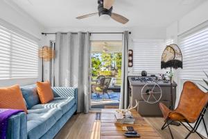 ein Wohnzimmer mit einem blauen Sofa und einem Tisch in der Unterkunft Pura Vida - Cape Crossing Resort and Marina in Merritt Island