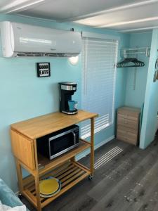 un microondas en una mesa en una habitación en Seaside Escape A Cozy Houseboat en Merritt Island