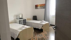 熱那亞的住宿－Casa Sole E Luna，小房间设有两张床和电视