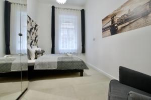 een slaapkamer met een bed en een glazen wand bij Premium Apartment by Hi5- Near New York Cafe in Boedapest
