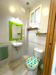 een badkamer met een toilet en een wastafel bij PRECIOSO Y PEQUEÑO LOFT CENTRO DE CONIL in Conil de la Frontera