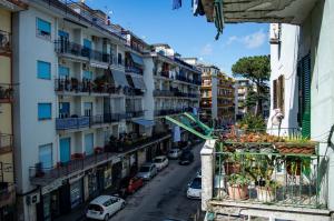una vista aérea de una calle de la ciudad con edificios en Flyway en Nápoles