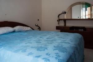 1 dormitorio con 1 cama con manta azul en Flyway en Nápoles