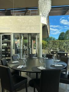 uma sala de jantar com uma mesa com copos de vinho em Axolute Comfort Hotel Como - Cantù em Cantù
