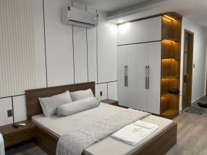 1 dormitorio con 1 cama grande y armario en Căn hộ studio chung cư cao cấp Sophia Center, en Ấp Rạch Mẹo