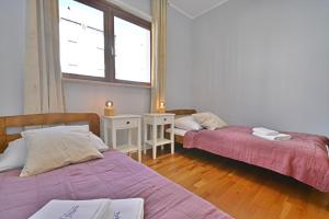 1 Schlafzimmer mit 2 Betten und einem Fenster in der Unterkunft Platan - Apartamenty Bryza in Świnoujście