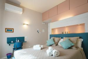 um quarto com uma cama com toalhas em B&B Lerici Al Mare em Lerici