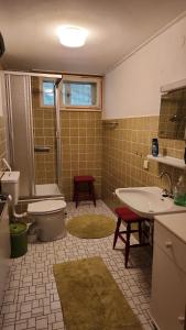een badkamer met een toilet, een wastafel en een bad bij Ruhige Oase in traumhafter Lage in Rabennest