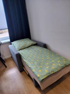 ein kleines Bett in einem Zimmer mit Fenster in der Unterkunft STUDIO BLUE BIRD PIĘKNA 2 wejście na kod CENTRUM in Pabianice