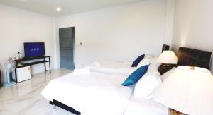ein Wohnzimmer mit einem weißen Sofa und einem Tisch in der Unterkunft PR ROOM FOR RENT in Kamala Beach