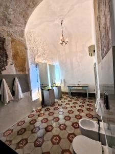 a bathroom with a tile floor and a table at Capri Kronos GuestHouse in Anacapri