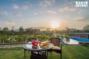Una mesa con una bandeja de comida encima en StayVista at Ivycrest Estate, en Dehradun