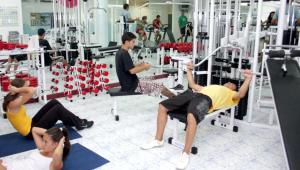 un grupo de personas haciendo ejercicio en un gimnasio en Kampaoh Blanes, en Blanes